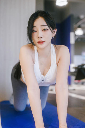 被猫妈强行抱在怀里的小狗